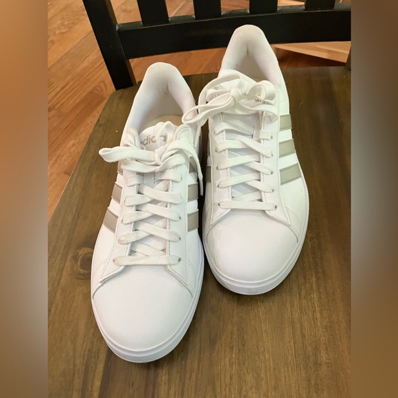 Adidas woman size 8.5 Cloudfoam Comfort - Picture 6 of 9